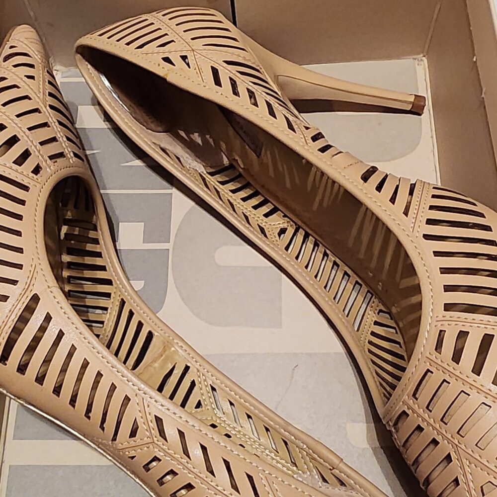 BCBG Size 11 Tan Pumps